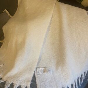 Hollister White Fringed Throw